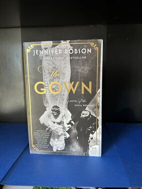 The Gown : A Novel of the Royal Wedding by Jennifer Robson (2018, Trade...